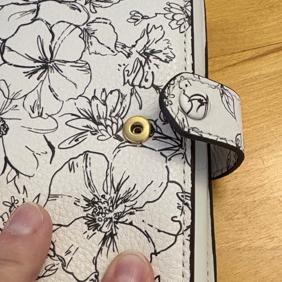 NEW Vera Bradley Black & White Leather Phone Wristlet Wallet Bloom Cottage Cream - Picture 12 of 14